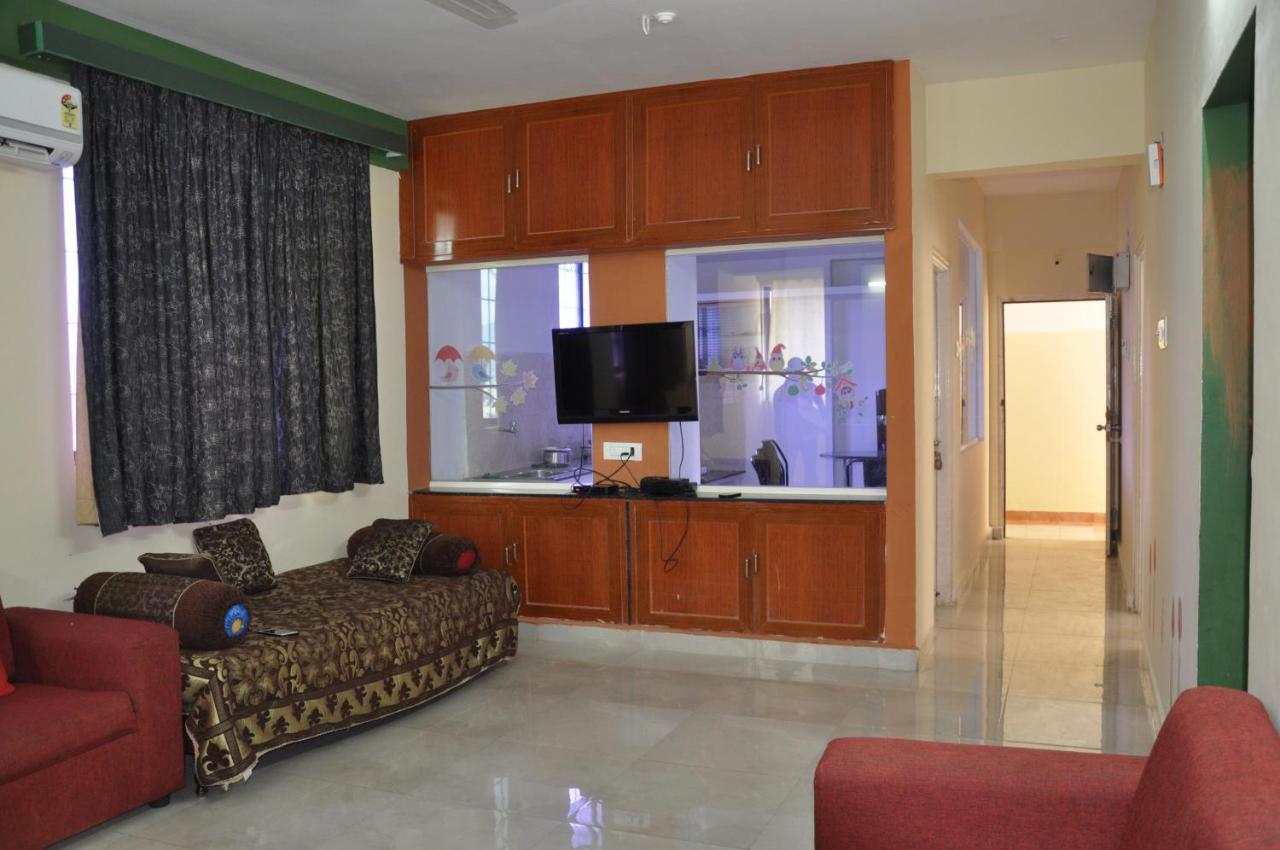 Apartment Haritha Apartments, Helpful Staff, Near Bus & Railway Station, Geyser, Tv, Priced Family-only In Tirupati, Big Families, Groups Welcome *