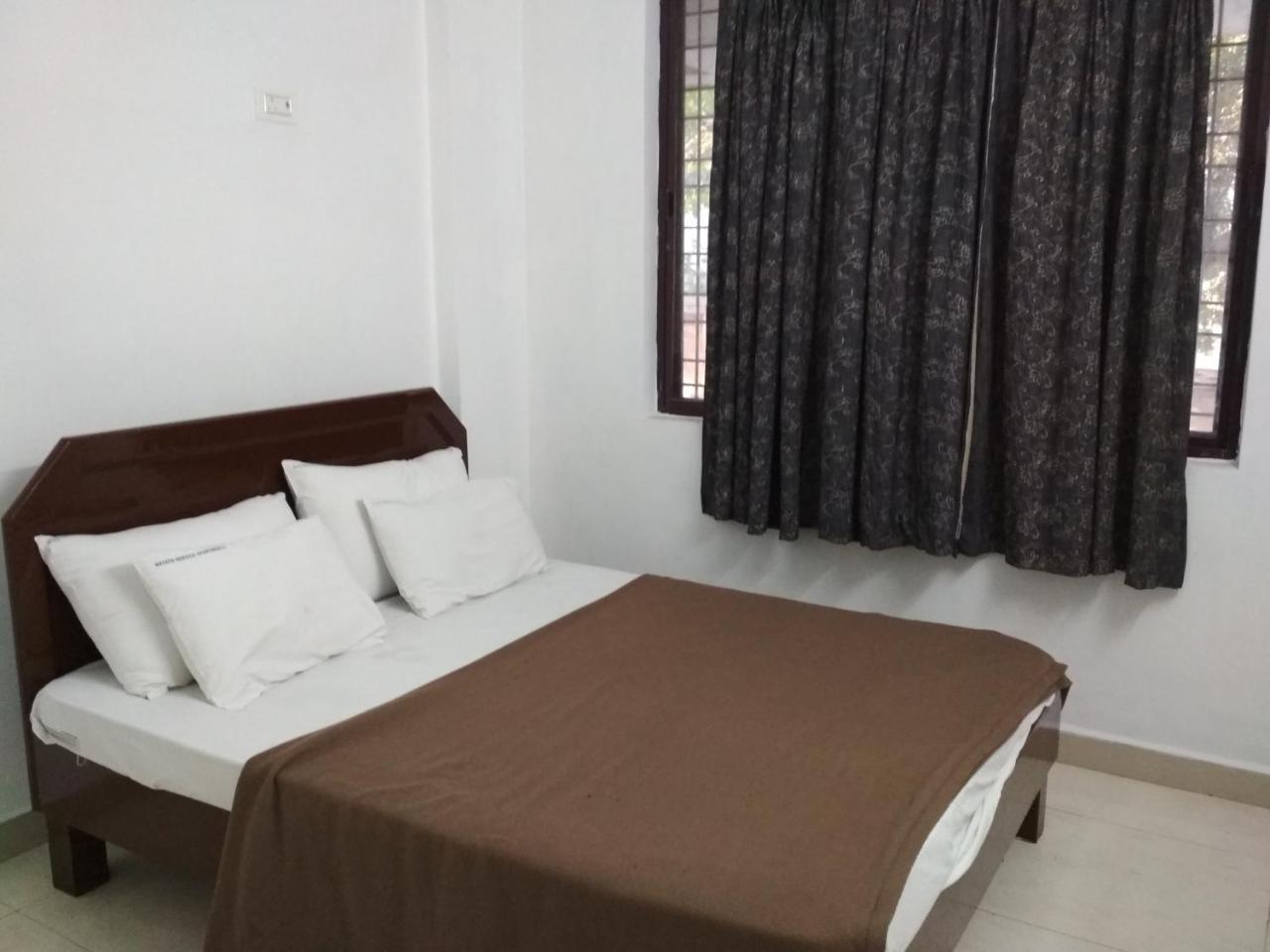 Apartment Haritha Apartments, Helpful Staff, Near Bus & Railway Station, Geyser, Tv, Priced Family-only In Tirupati, Big Families, Groups Welcome *