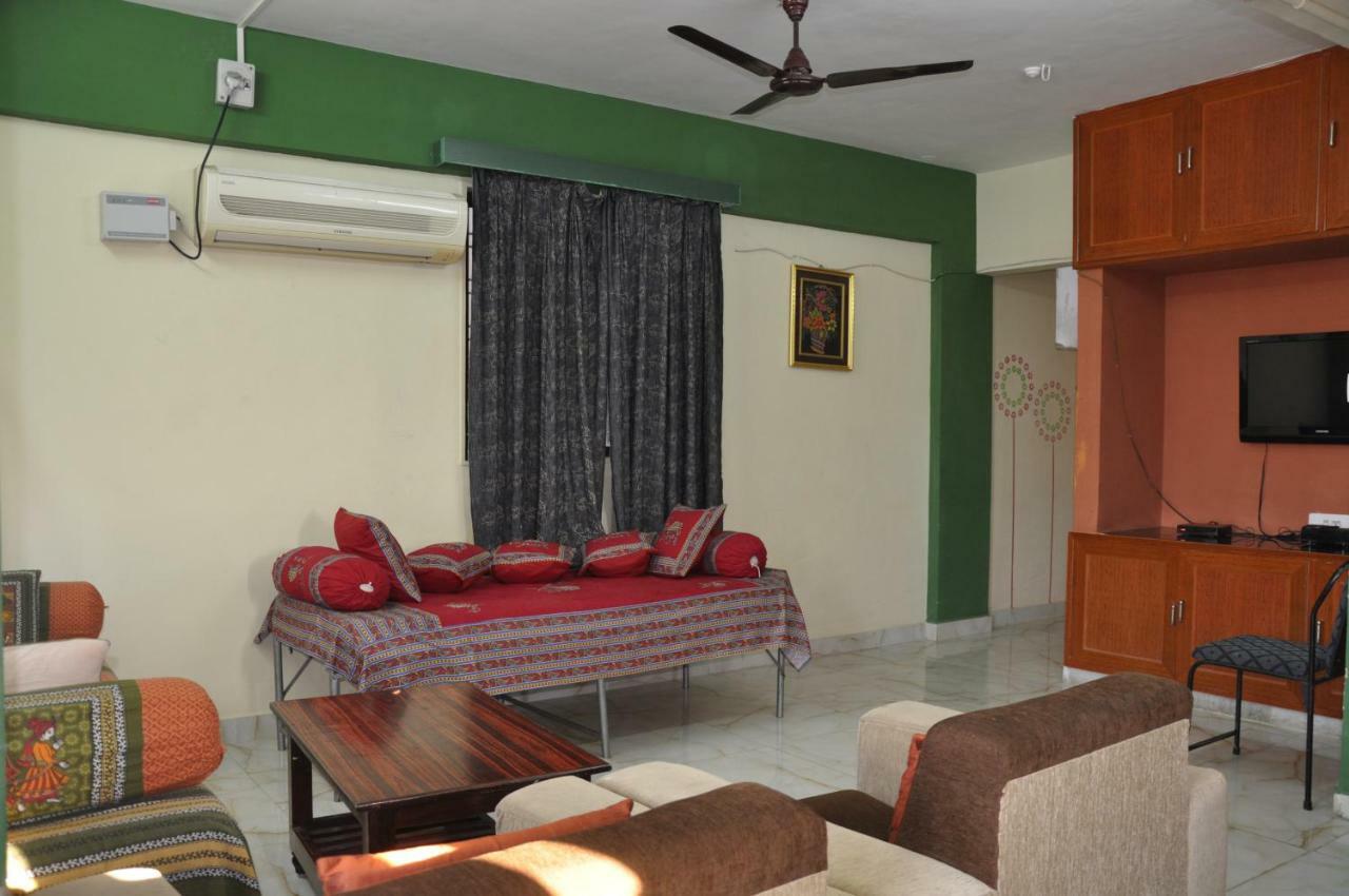 Haritha Apartments, Helpful Staff, Near Bus & Railway Station, Geyser, Tv, Priced Family-only In Tirupati, Big Families, Groups Welcome * Tirupati