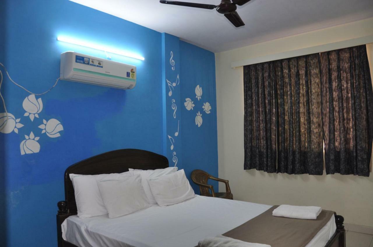 Haritha Apartments, Helpful Staff, Near Bus & Railway Station, Geyser, Tv, Priced Family-only In Tirupati, Big Families, Groups Welcome * Tirupati