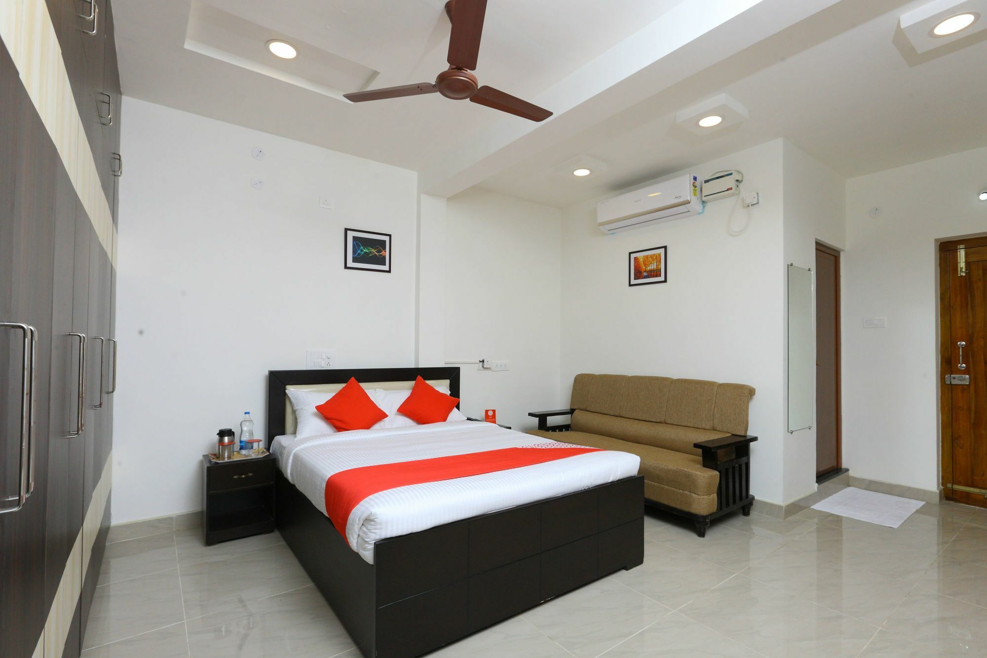 Oyo 10701 Moukthi Hotel